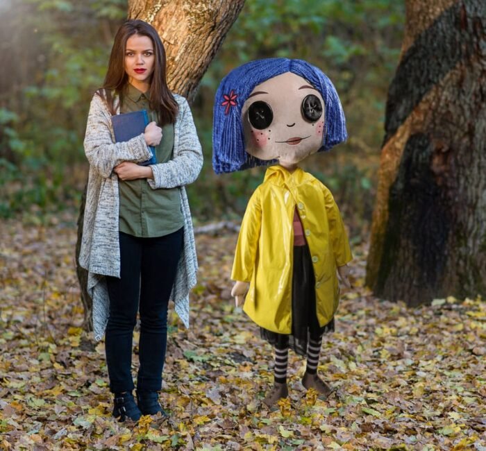 CORALINE PELUCHE TAMAÑO NATURAL CON OJOS DE BOTON 152 CM NECA - Imagen 8