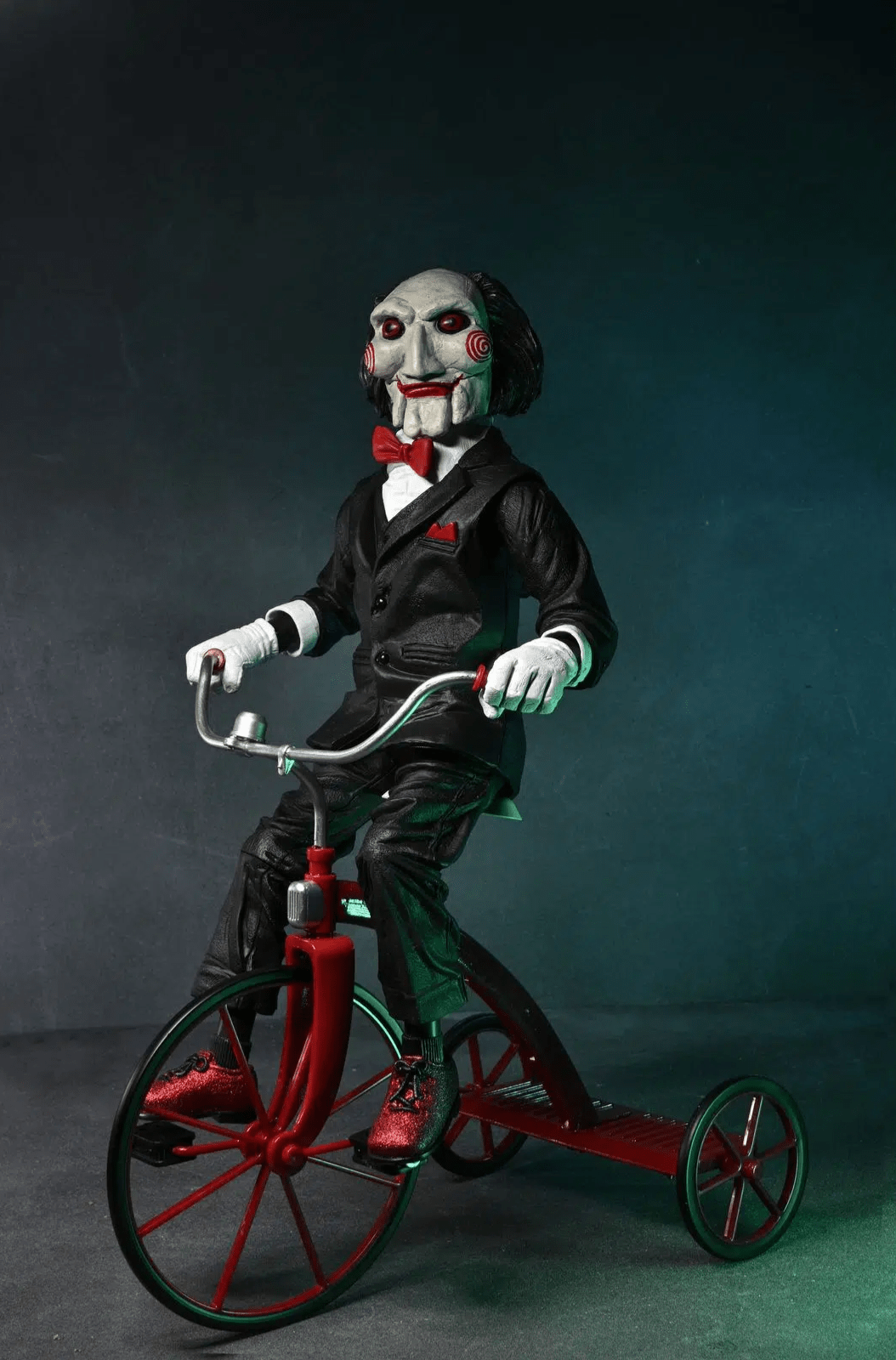ULTIMATE SAW BILLY THE PUPPET RIDING TRICYCLE SOUND 12" NECA - Imagen 2